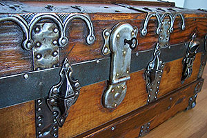 Trunk 747 lock, key & fancy guides