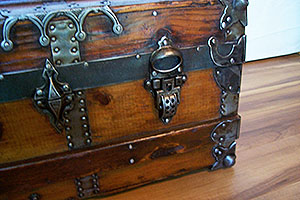 Trunk 747 waffle hasp with lift